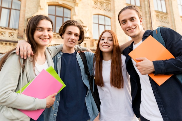 Gruppo di amici felici di tornare all'università