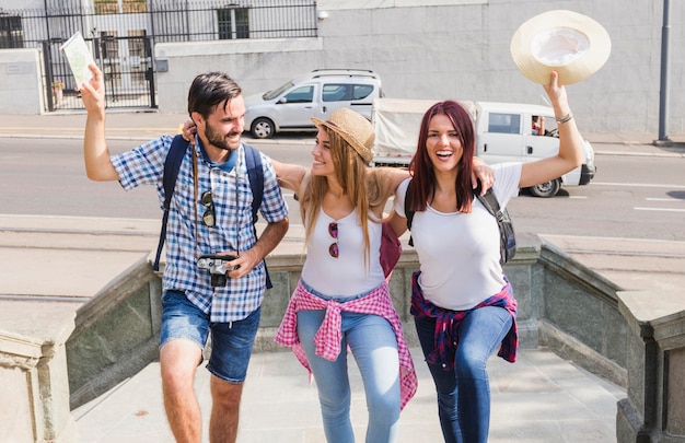 Gruppo di amici felici godendo la loro vacanza