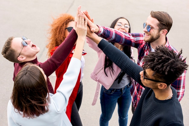 Gruppo di amici multietnici dando alta sulla strada