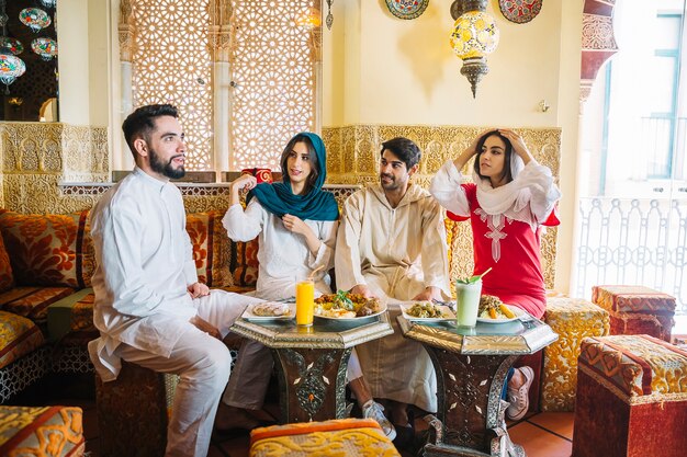 Gruppo di amici musulmani nel ristorante