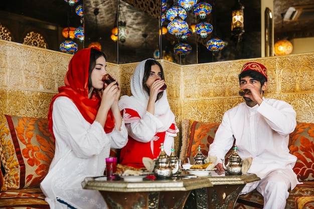 Gruppo di amici nel ristorante arabo