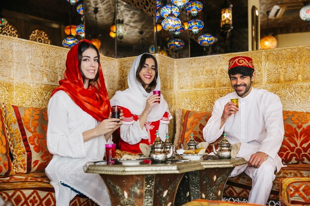 Gruppo di amici nel ristorante arabo