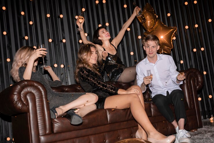 Foto gratuito gruppo di amici per festeggiare il capodanno a casa