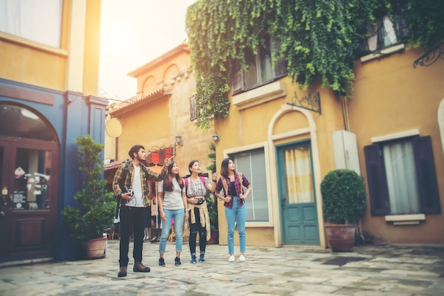 Gruppo di amici riuniti nel centro della città. Divertirsi insieme camminando per la città.