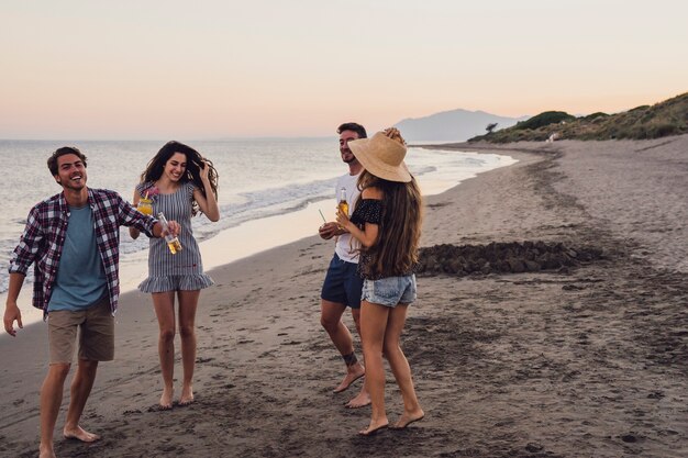 Gruppo di amici sulla costa al tramonto