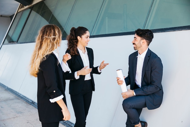 Gruppo di architetti che parlano