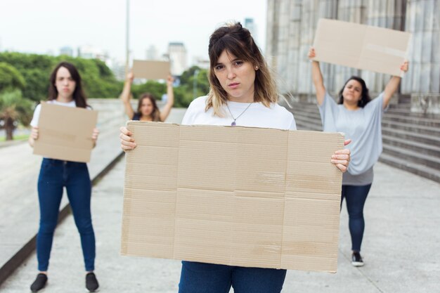 Gruppo di attiviste donne che protestano insieme