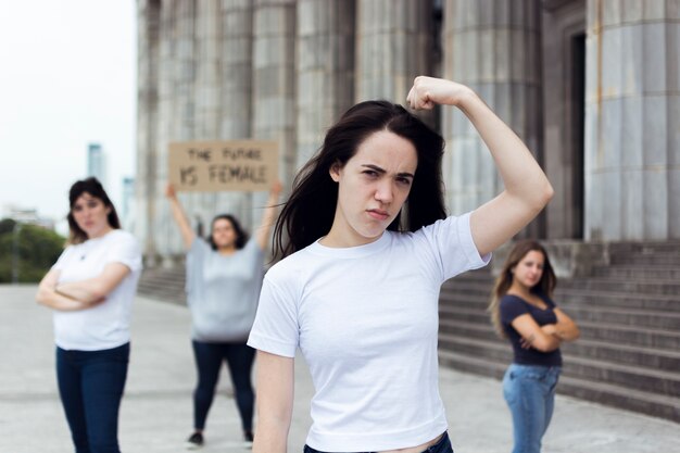 Gruppo di attiviste femminili che marciano insieme