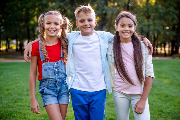 Gruppo di bambini che esaminano macchina fotografica