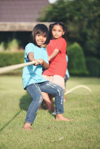 Gruppo di bambini che giocano alla fune al parco