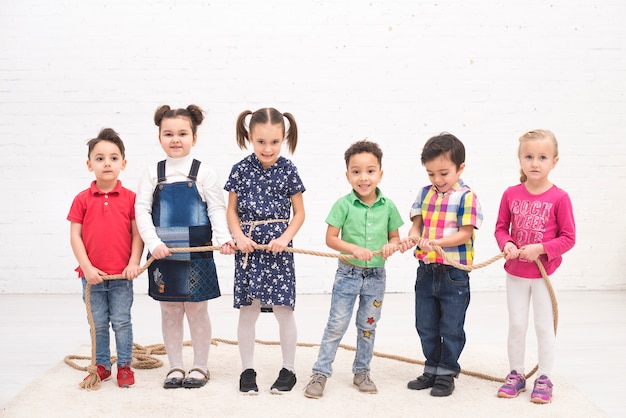 Gruppo di bambini che giocano