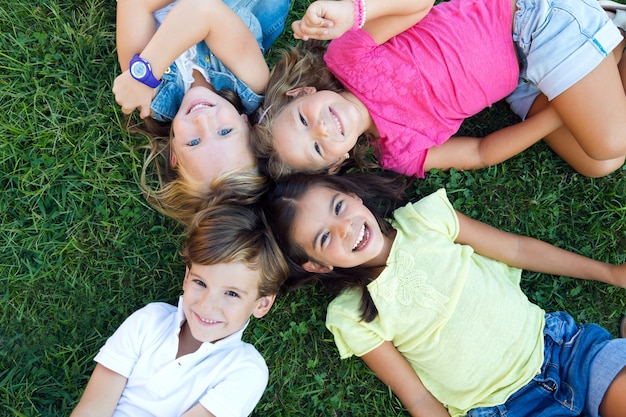 Gruppo di bambini che hanno divertimento nel parco.