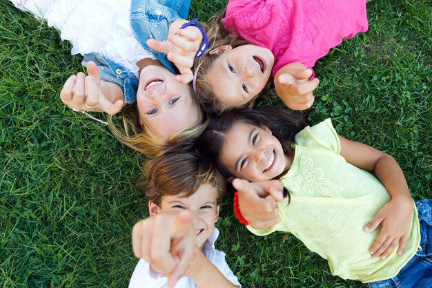 Gruppo di bambini che hanno divertimento nel parco.