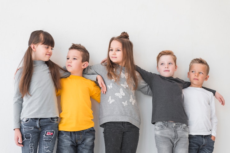 Foto gratuito gruppo di bambini che posano insieme