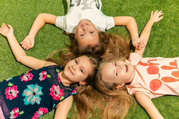 Gruppo di bambini felici che giocano all'aperto