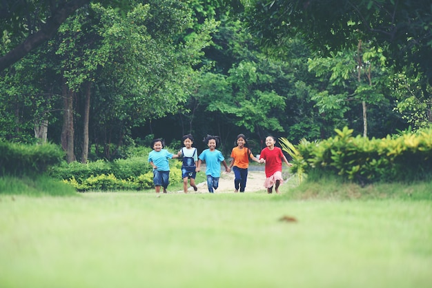 Gruppo di bambini piccoli in esecuzione e giocando nel parco