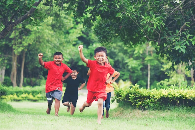 Gruppo di bambini piccoli in esecuzione e giocando nel parco