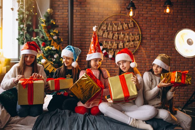 Gruppo di bambini seduti con regali