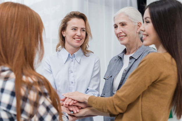 Gruppo di belle donne che celebrano insieme