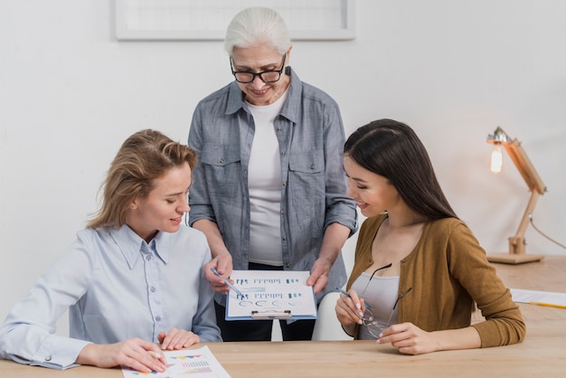 Gruppo di belle donne che progettano insieme