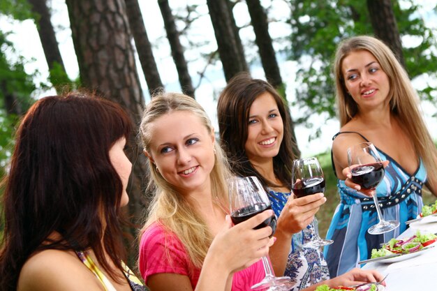 Gruppo di belle ragazze che bevono vino