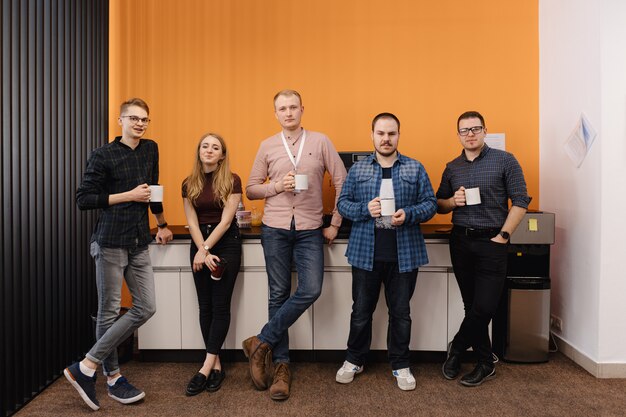 Gruppo di colleghe che hanno una pausa caffè