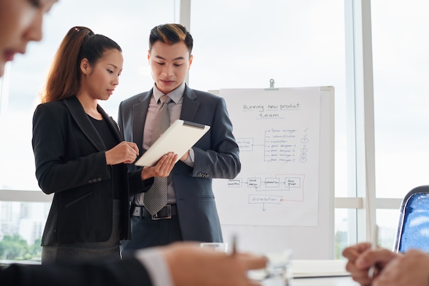 Gruppo di colleghi che lavorano insieme