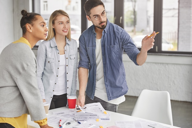 Gruppo di dipendenti che lavorano in ufficio