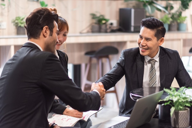 Gruppo di diverse persone d'affari lavoro di squadra di successo che lavorano insieme al computer portatile in ufficio