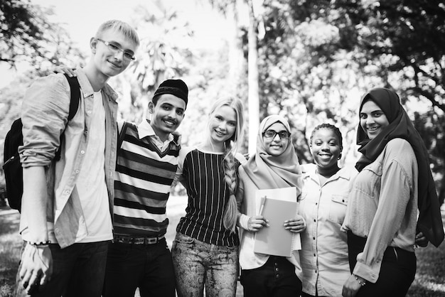 Gruppo di diversi adolescenti appendere fuori