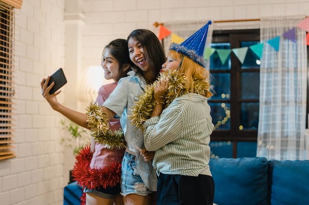 Gruppo di donne asiatiche festa a casa