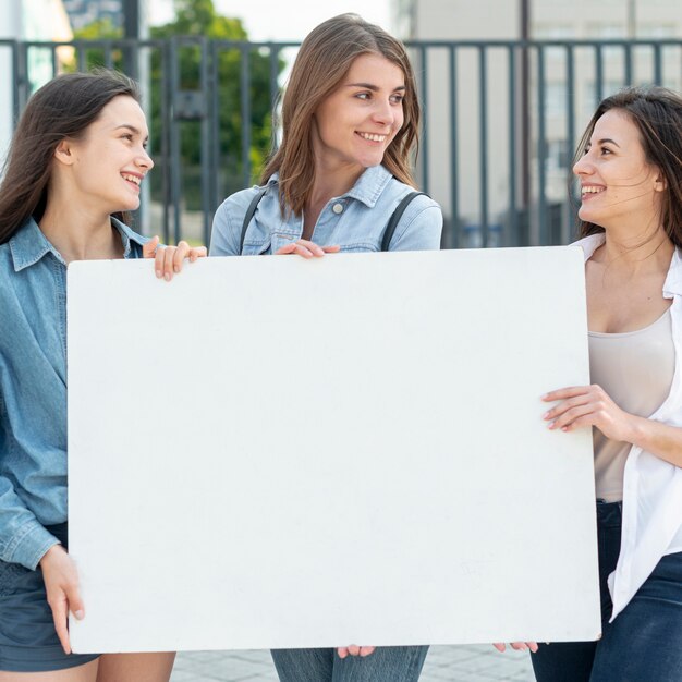 Gruppo di donne che dimostrano insieme