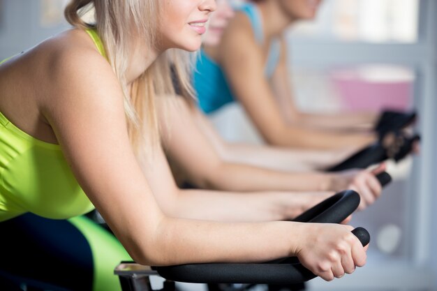 Gruppo di donne che fanno ciclismo cardio formazione