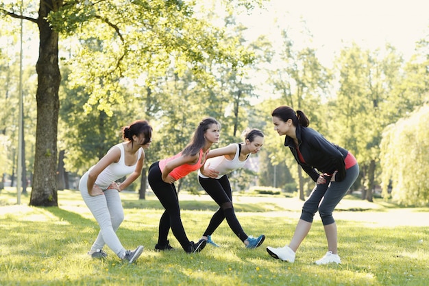 gruppo di donne che fanno sport all'aperto