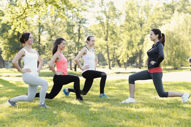 gruppo di donne che fanno sport all'aperto