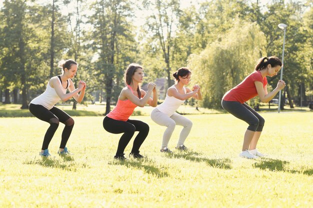 gruppo di donne che fanno sport all'aperto