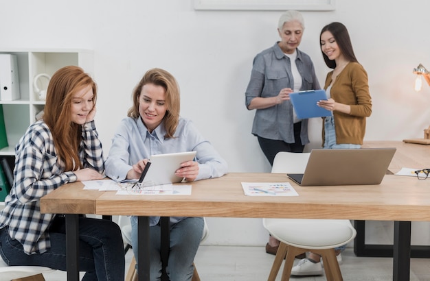 Gruppo di donne che lavorano insieme in ufficio