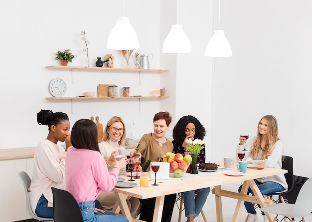 Gruppo di donne che trascorrono del tempo insieme a un tavolo