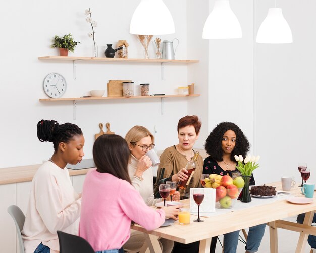 Gruppo di donne che trascorrono del tempo insieme