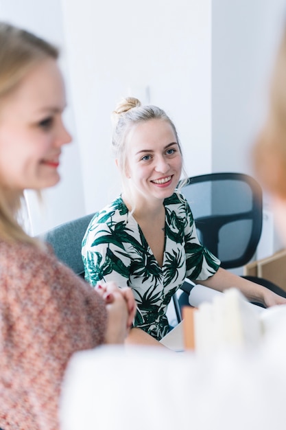Gruppo di donne di affari felici che lavorano nell&#39;ufficio