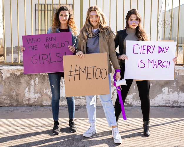 Gruppo di donne in lotta per la parità di diritti