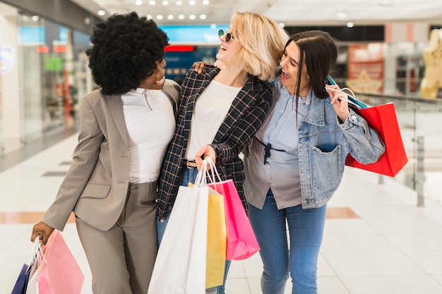 Gruppo di donne shopping felice