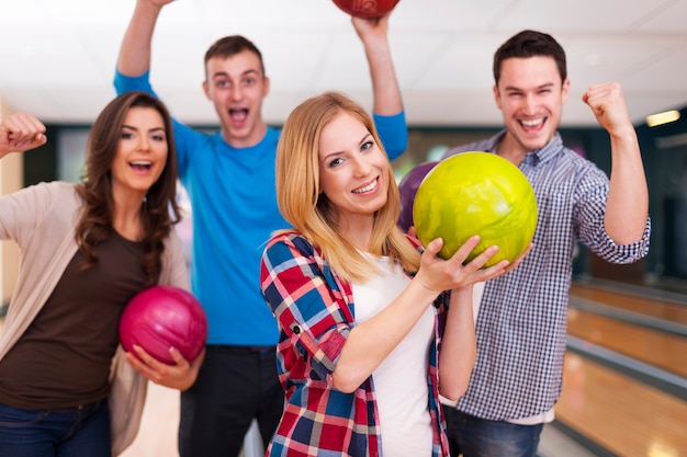 Gruppo di giovani amici al bowling