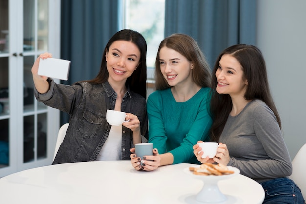 Gruppo di giovani amici che prendono insieme un selfie