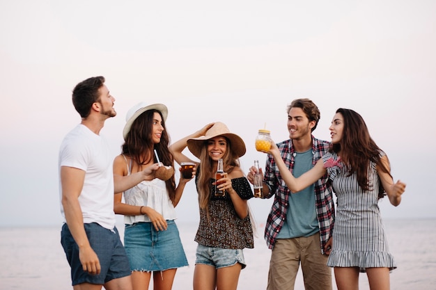 Gruppo di giovani amici in una festa sulla spiaggia