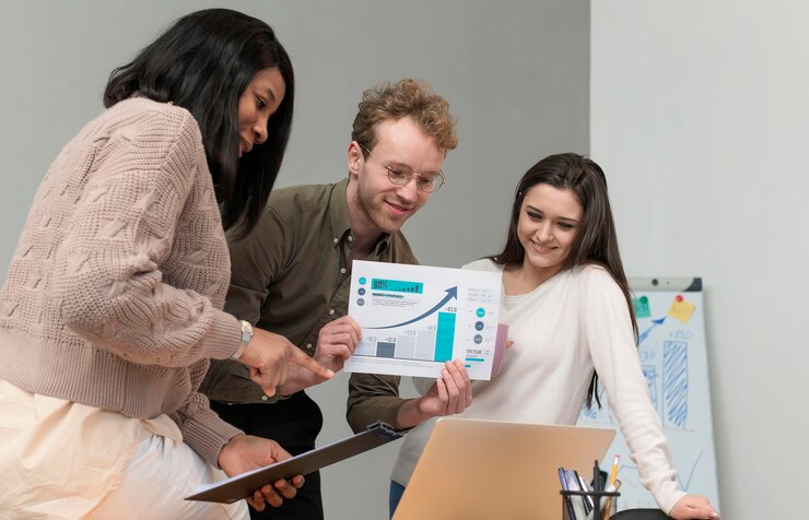 Foto gratuito gruppo di giovani che collaborano al lavoro