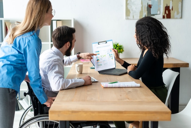 Gruppo di giovani che lavorano insieme su un progetto