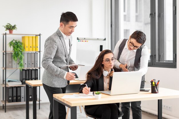 Gruppo di giovani che lavorano insieme