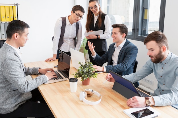 Gruppo di giovani che lavorano insieme