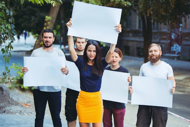 Gruppo di giovani che protestano all'aperto